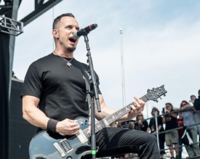 [ Mark Tremonti ] trabaja en su próximo álbum en solitario.