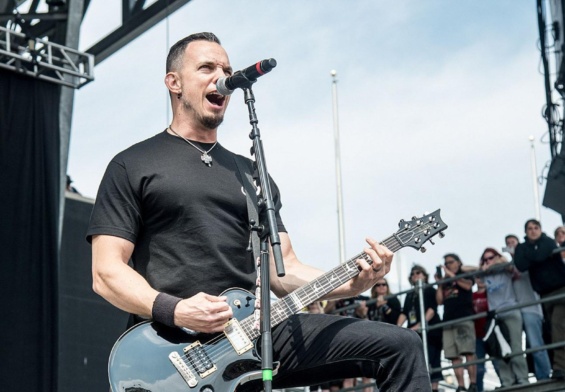 [ Mark Tremonti ] trabaja en su próximo álbum en solitario.