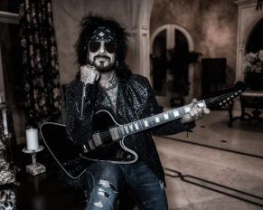 [Nikki Sixx]: “No hay en mi nada parecido a un Rockstar”