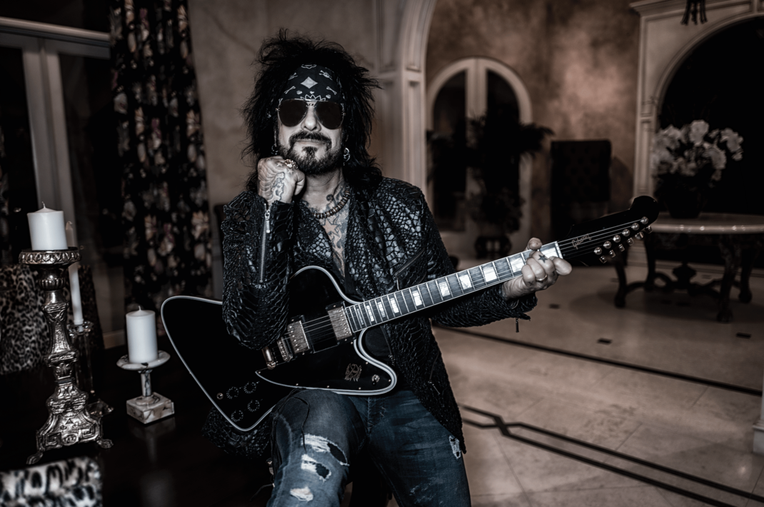 [Nikki Sixx]: “No hay en mi nada parecido a un Rockstar”