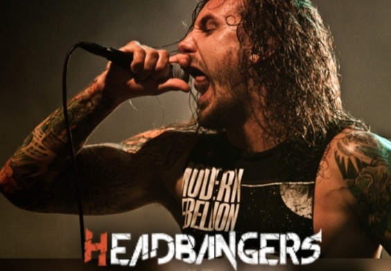 [As I Lay Dying]: [Tim Lambesis] fue hospitalizado por un accidente de quemaduras.