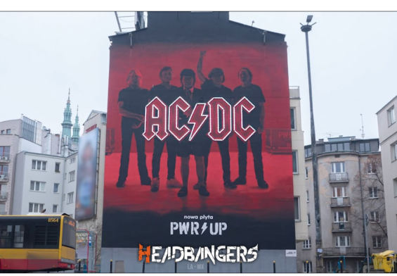 Observa el gigantesco mural de [AC/DC] ‘Power Up’ en Varsovia.