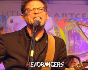 [Jason Newsted] interpreta una excepcional versión de un mítico tema country.