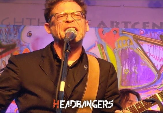 [Jason Newsted] interpreta una excepcional versión de un mítico tema country.