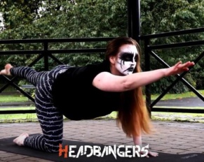 Yoga & Black Metal?: Profesora usa Corpse Paint y te ofrece clases a todo volumen