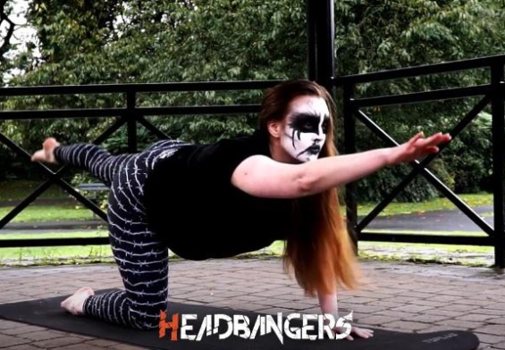 Yoga & Black Metal?: Profesora usa Corpse Paint y te ofrece clases a todo volumen