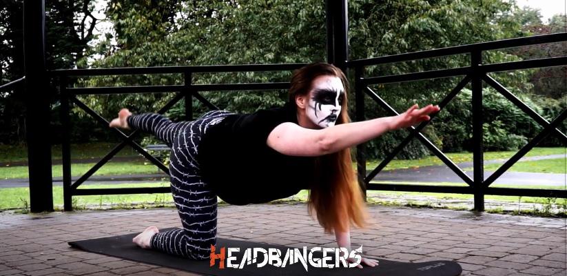 Yoga & Black Metal?: Profesora usa Corpse Paint y te ofrece clases a todo volumen