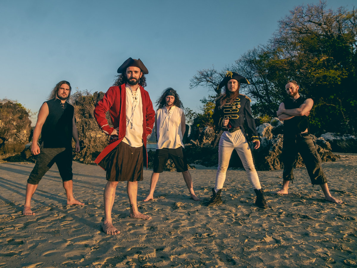 Los piratas del metal [Alestorm] reviven ‘Live In Tilburg’ junto a Napalm Records.