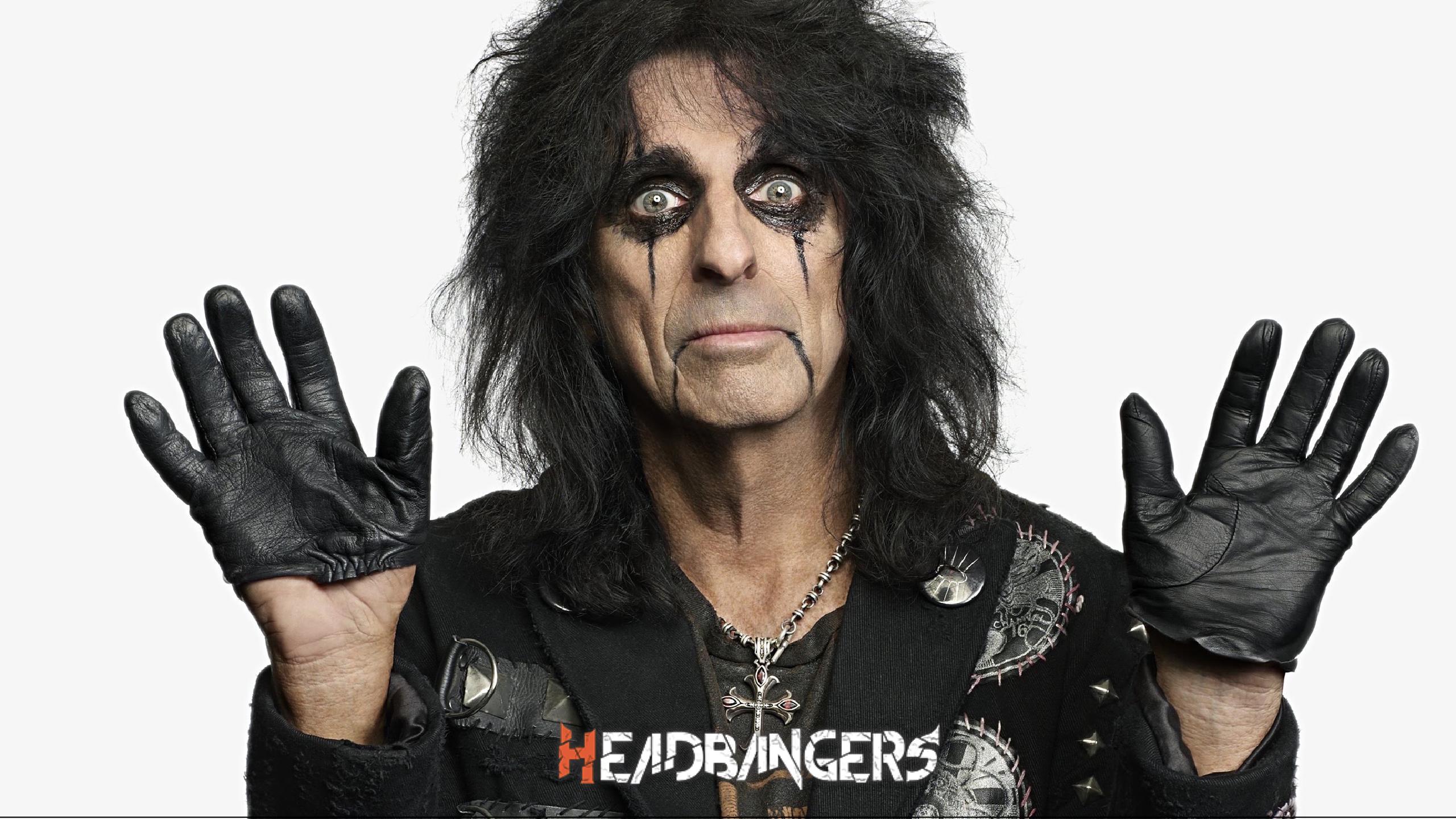 [Alice Cooper] apoya y se pone del lado de [Marilyn Manson]