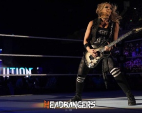 No te pierdas a [Nita Strauss] tocando el Himno de EE.UU en la WWE