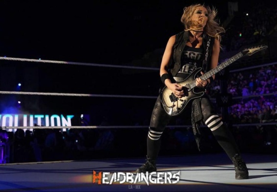 No te pierdas a [Nita Strauss] tocando el Himno de EE.UU en la WWE