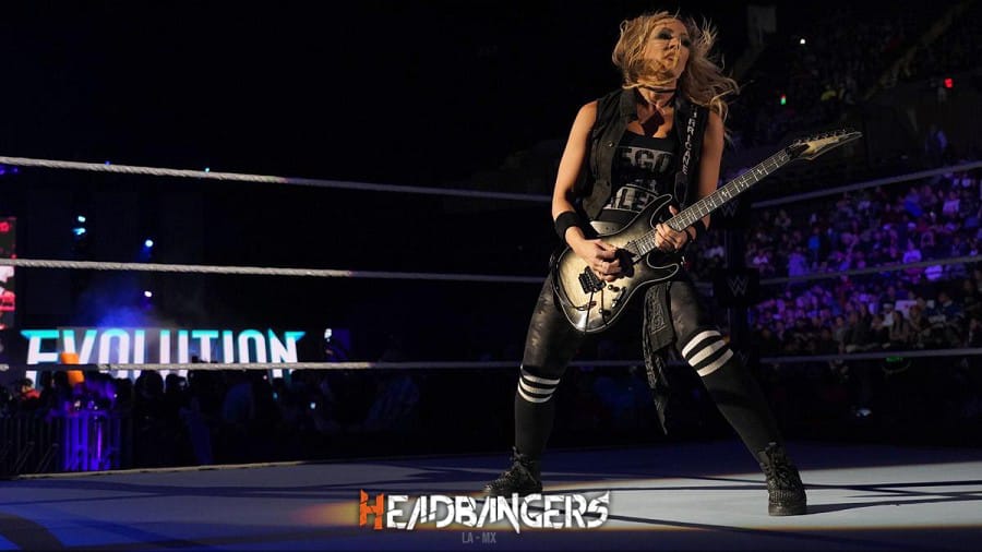 No te pierdas a [Nita Strauss] tocando el Himno de EE.UU en la WWE