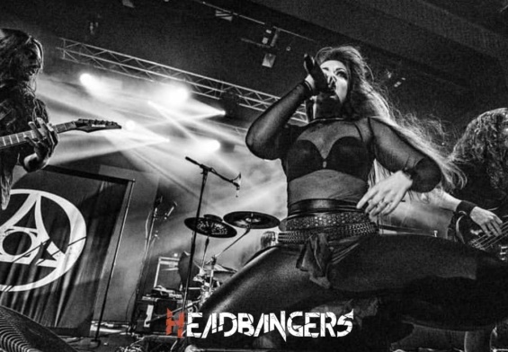 Atención: [Vicky Psarakis] de [The Agonist] prepara su nueva banda