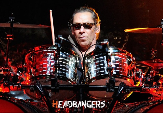 Bateria de [Alex Van Halen] entrara en subasta en pro de causa benefica