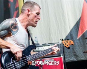 [Tim Commerford] de [Rage Against The Machine] se asocia con [Ernie Ball Music Man].