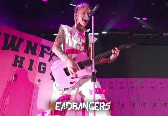 ¡Lo que faltaba! Asistentes a un festival atacan a [Machine Gun Kelly]