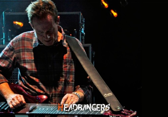 ¡Gran actuación de [John Paul Jones] en una versión distinta de [Led Zeppelin]!