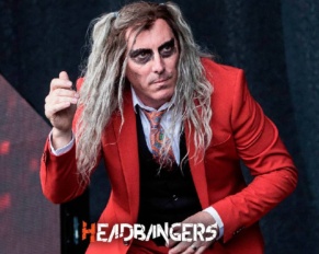 ¡En video! [Maynard James Keenan] de [Tool] cambia la baqueta de [Danny Carey] por un juguete sexual durante el show