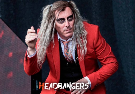 ¡En video! [Maynard James Keenan] de [Tool] cambia la baqueta de [Danny Carey] por un juguete sexual durante el show