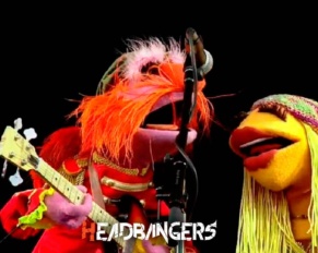 ¡Conoce a los títeres rockeros en [The Muppets Mayhem]!