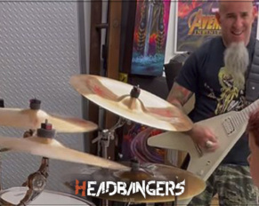 [Scott Ian] y su hijo tributan a [Taylor Hawkins] tras su reciente partida