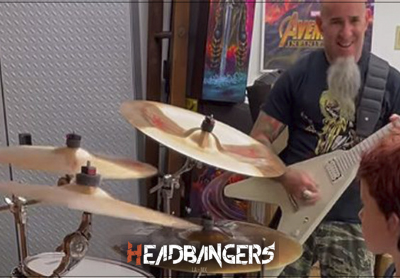 [Scott Ian] y su hijo tributan a [Taylor Hawkins] tras su reciente partida