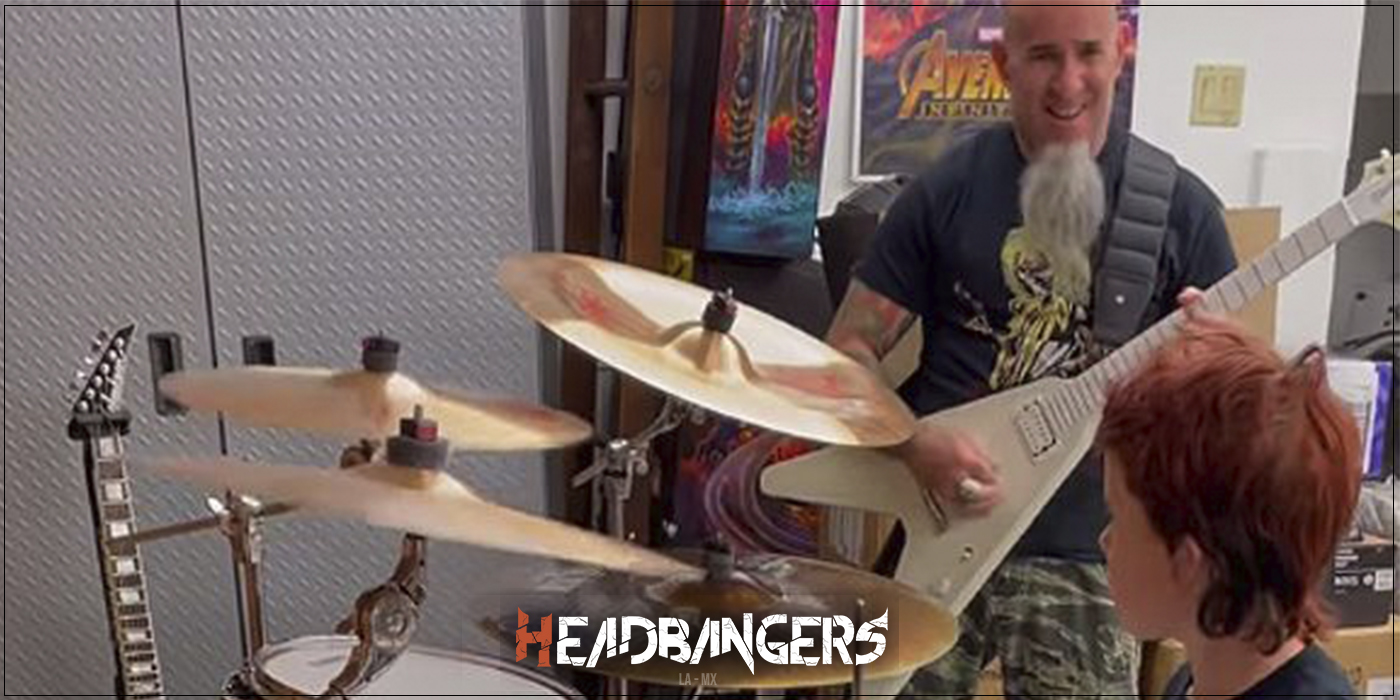 [Scott Ian] y su hijo tributan a [Taylor Hawkins] tras su reciente partida