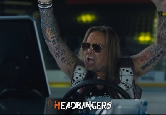 El vocalista de [Mötley Crüe], [Vince Neil], protagoniza nuevo comercial conduciendo un zamboni.