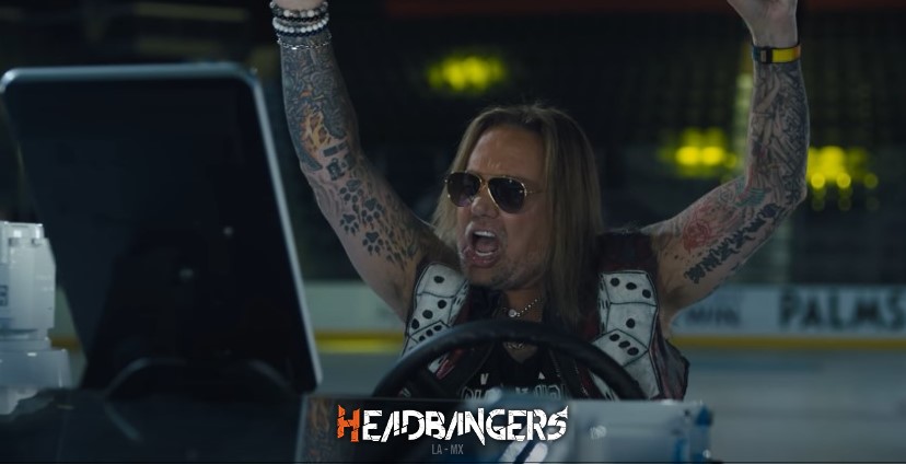 El vocalista de [Mötley Crüe], [Vince Neil], protagoniza nuevo comercial conduciendo un zamboni.