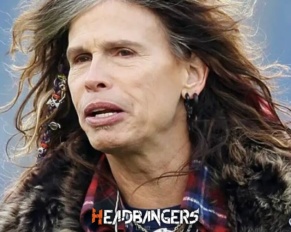 [Steven Tyler] de [Aerosmith] volando bajo.