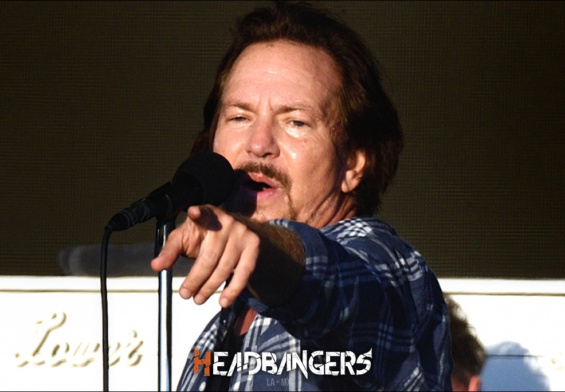 ¡Eddie Vedder de Pearl Jam expulsa a fan de un concierto!