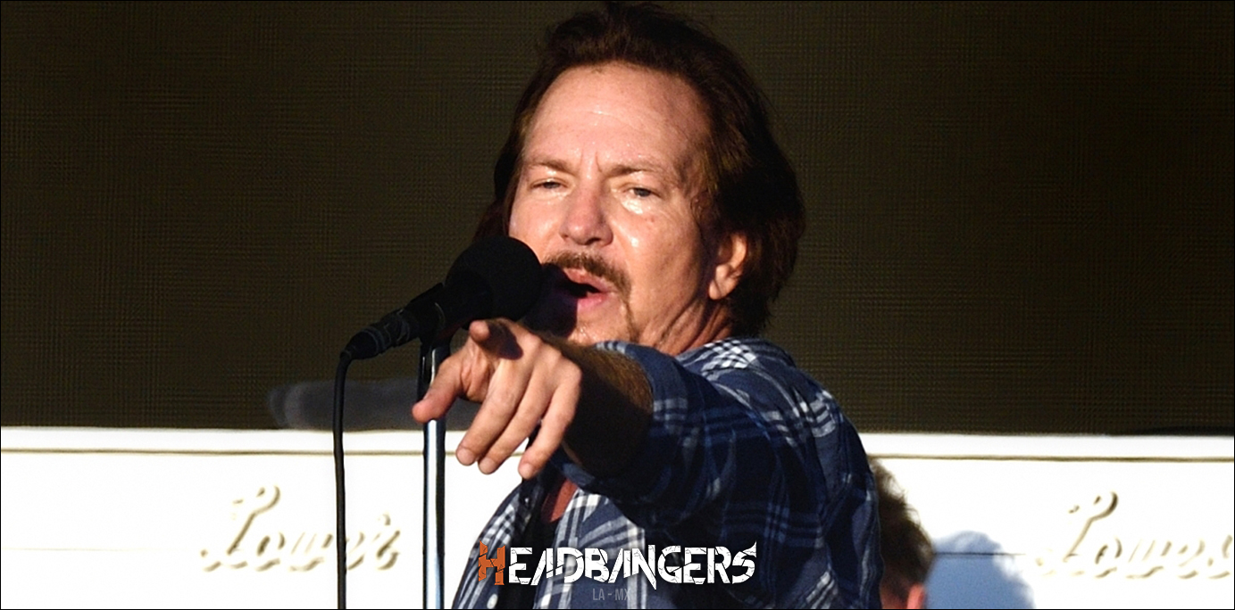 ¡Eddie Vedder de Pearl Jam expulsa a fan de un concierto!