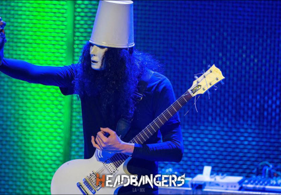 ¡Buckethead recupera una de las guitarras robadas!