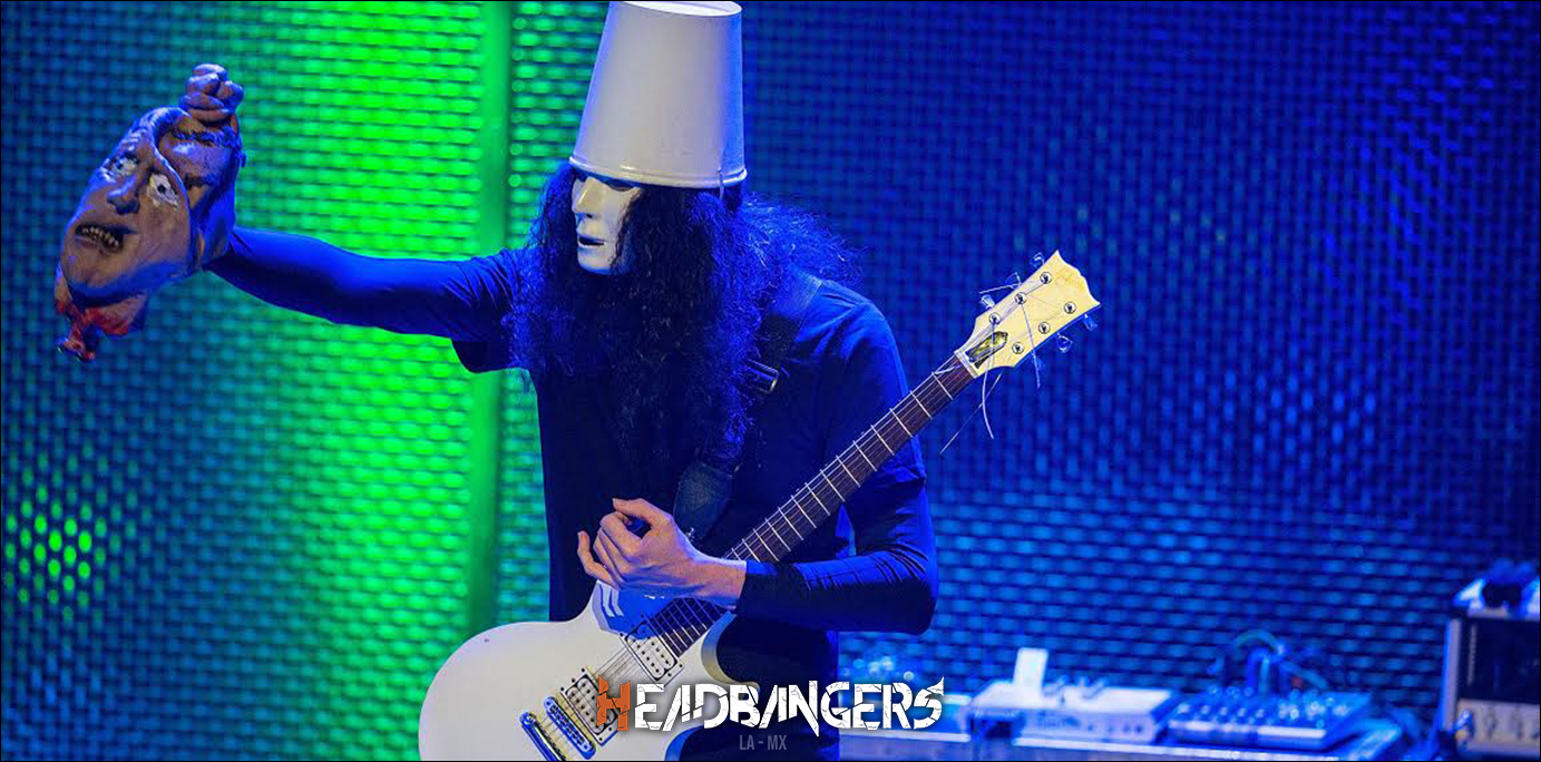 ¡Buckethead recupera una de las guitarras robadas!