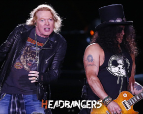 Slash choca accidentalmente con Axl Rose durante concierto