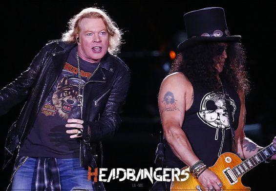 Slash choca accidentalmente con Axl Rose durante concierto