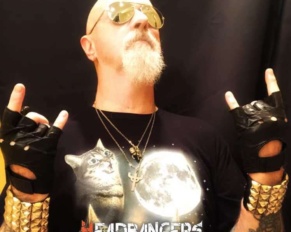 Miembros de Judas Priest, Guns N’ Roses, White Zombie, donan artículos para Kitten Rescue.