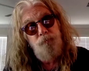 El ex Mötley Crüe, John Corabi comenta sobre el uso de pistas de acompañamiento