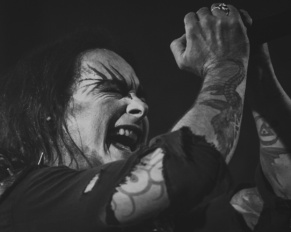 “¡Delincuentes!”: [Dani Filth] contra una de las plataformas de música más grandes