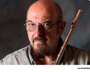 “¡Es Estupido!” [Ian Anderson] se burla del nombre de dos grandes del Rock