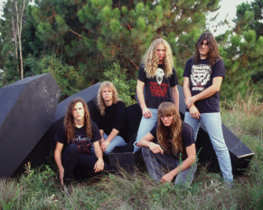 La Historia de Obituary y su Portada más Icónica